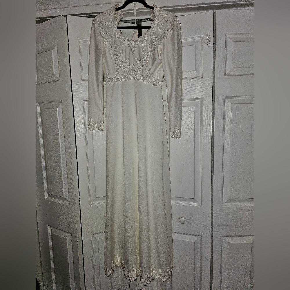 Classic Ivory Long-Sleeve Lace Wedding Dress